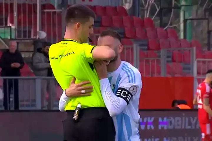 1. Lig'de İlginç An: Yumlu, Hakemi Yalvardı!