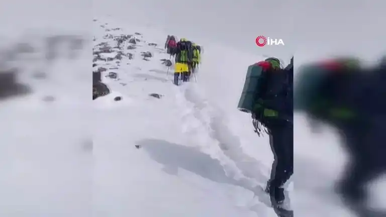 Ağrı Dağı'nda Kar Fırtınası: Dağcılar Geri Döndü