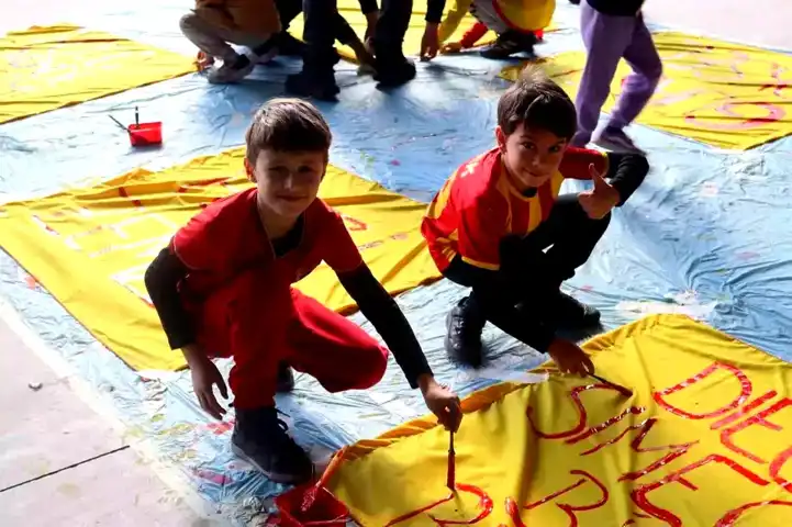 Göztepe'den Avrupa Rüyası İçin Çocuk Pankartları