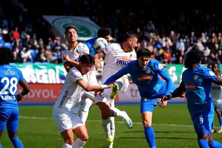 Rizespor-Alanyaspor: İlk Yarı 0-0 Berabere Bitti